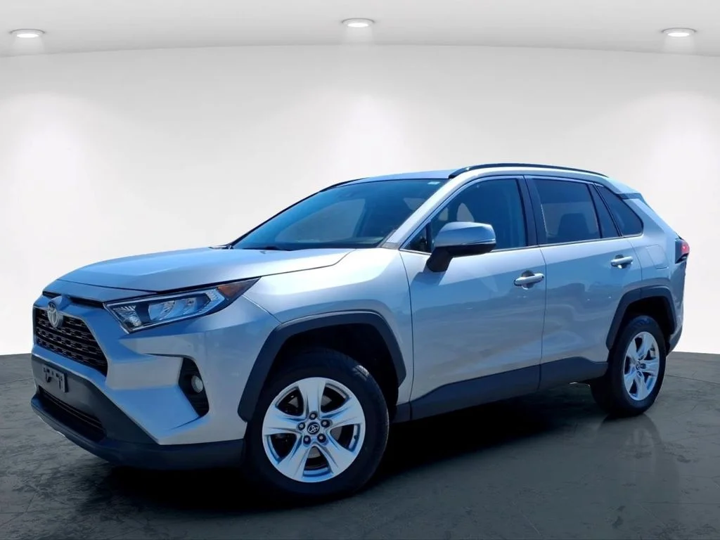 Used 2019 Silver Toyota XLE image 2