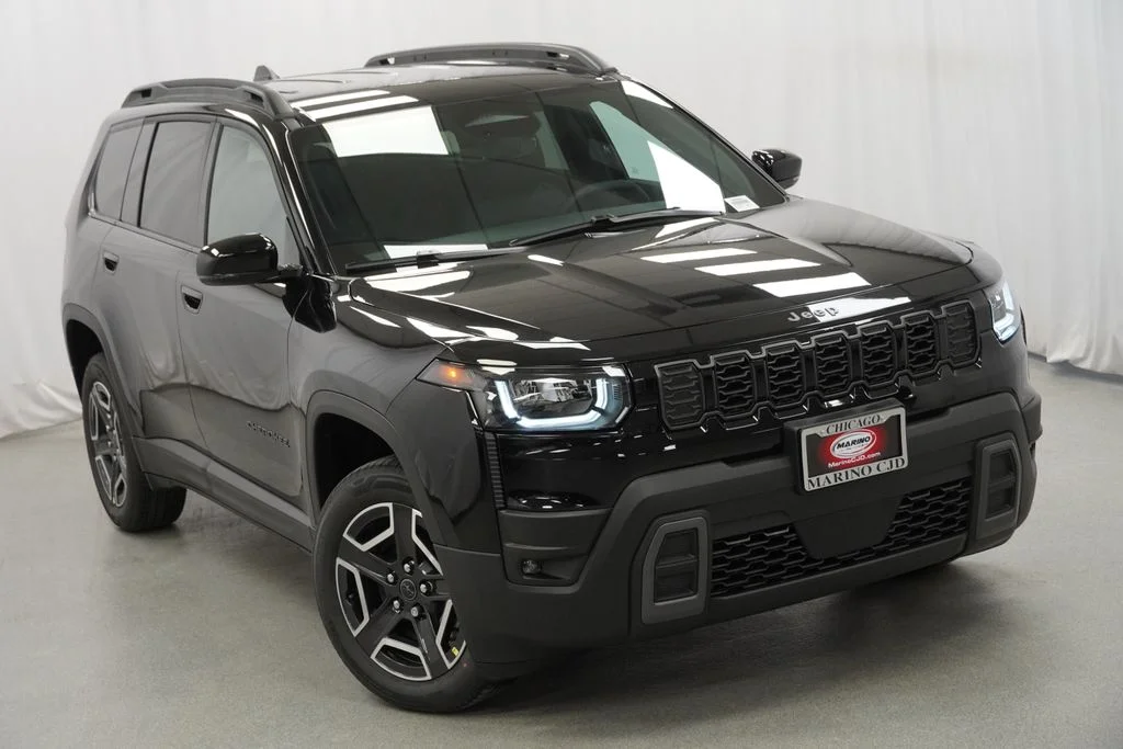 New 2026 Diamond Black Crystal Pearl-Coat Exterior Paint Jeep Limited image 8