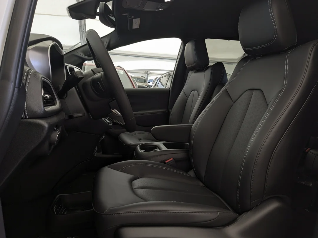 New 2026 White Chrysler Select - - FWD - 360 Camera - FAV Edition - Power Liftgate - Remote Start & More! image 15