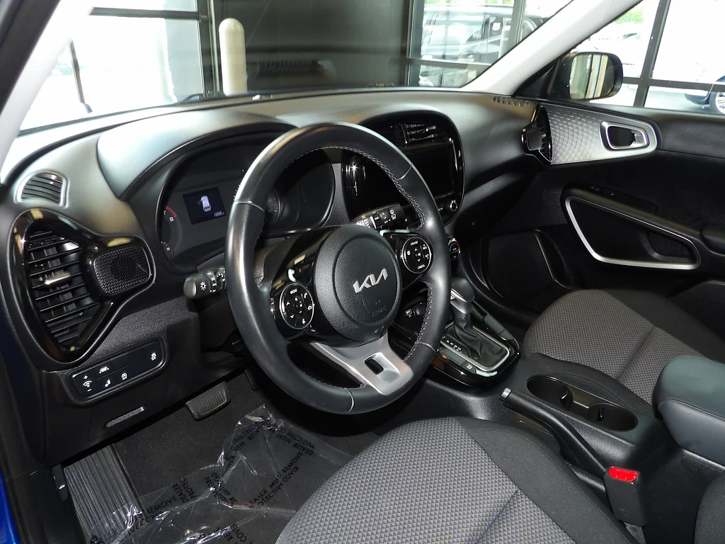 Used 2022 Neptune Blue/Cherry Black Kia X-Line image 24