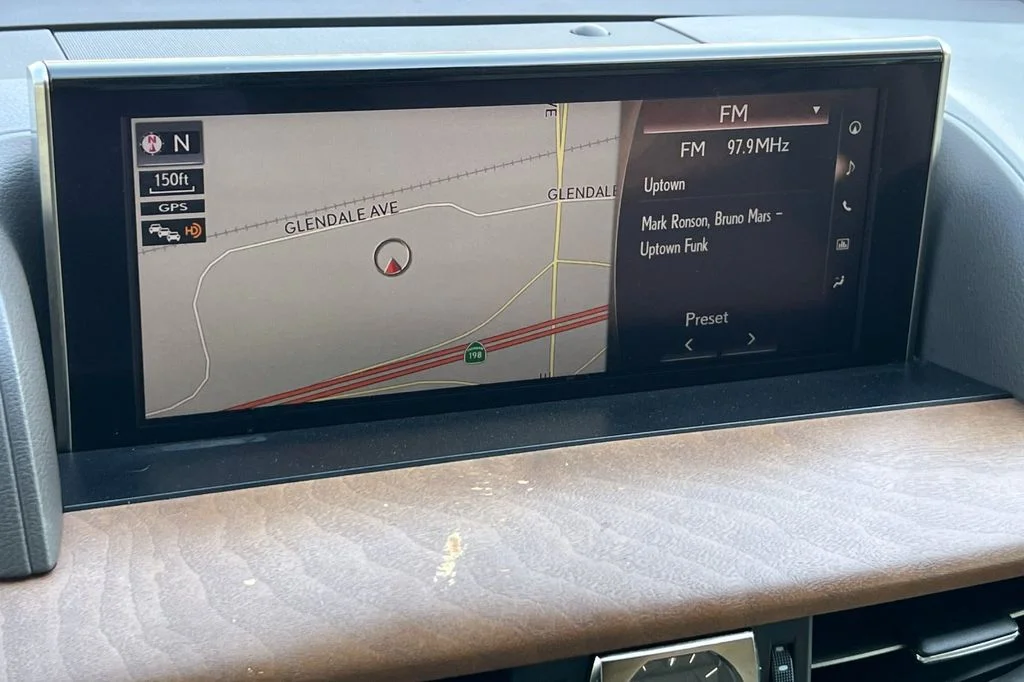 Used 2017  Lexus 570 image 23