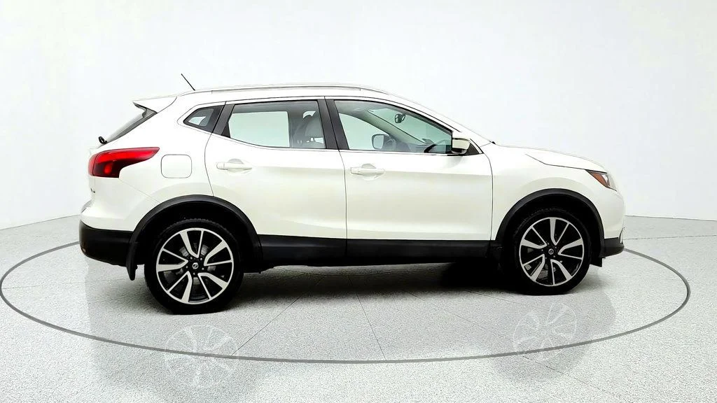Used 2019 Pearl White Tricoat Nissan AWD SL w/ Premium Package, Moonroof & Bose Audio image 4