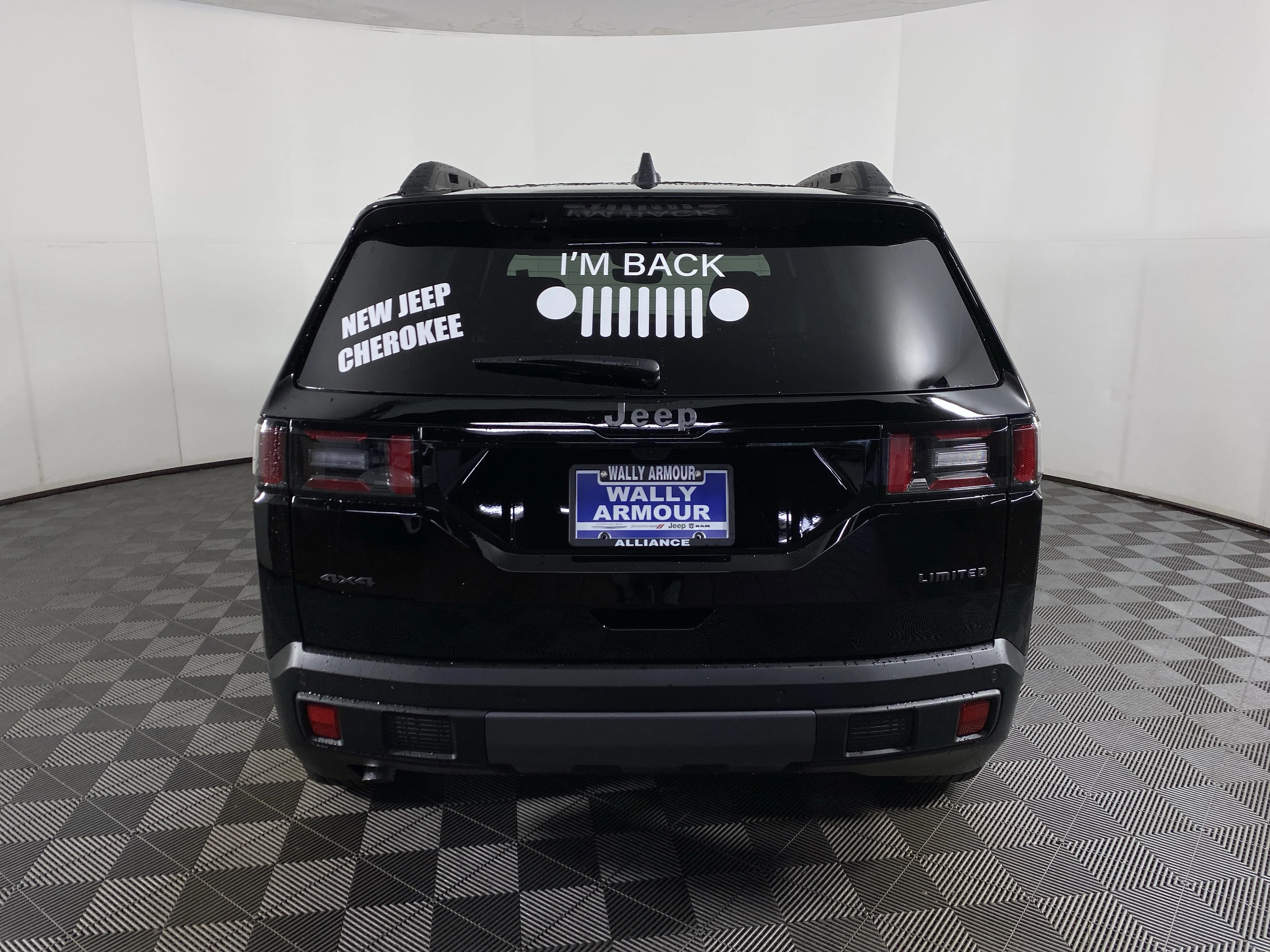 New 2026 Diamond Black Crystal Pearl-Coat Exterior Paint Jeep Limited image 8