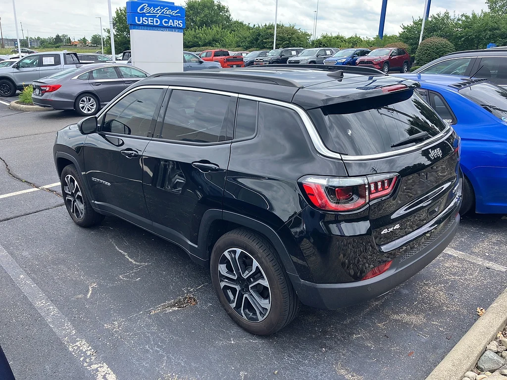 Used 2023 Diamond Black Crystal Pearl Coat Jeep Limited image 5