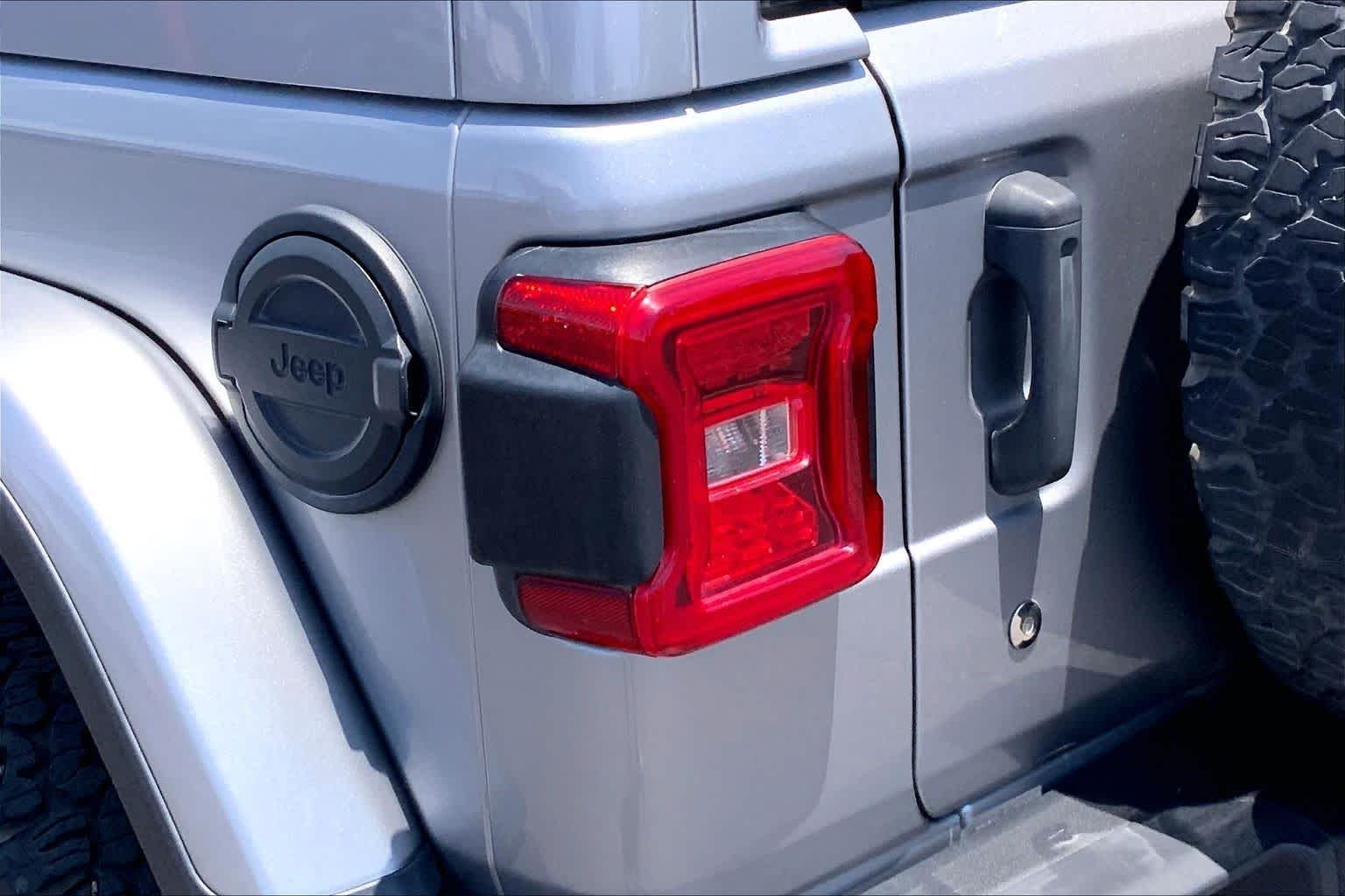 Used 2018 Billet Silver Metallic Clearcoat Jeep Rubicon image 29