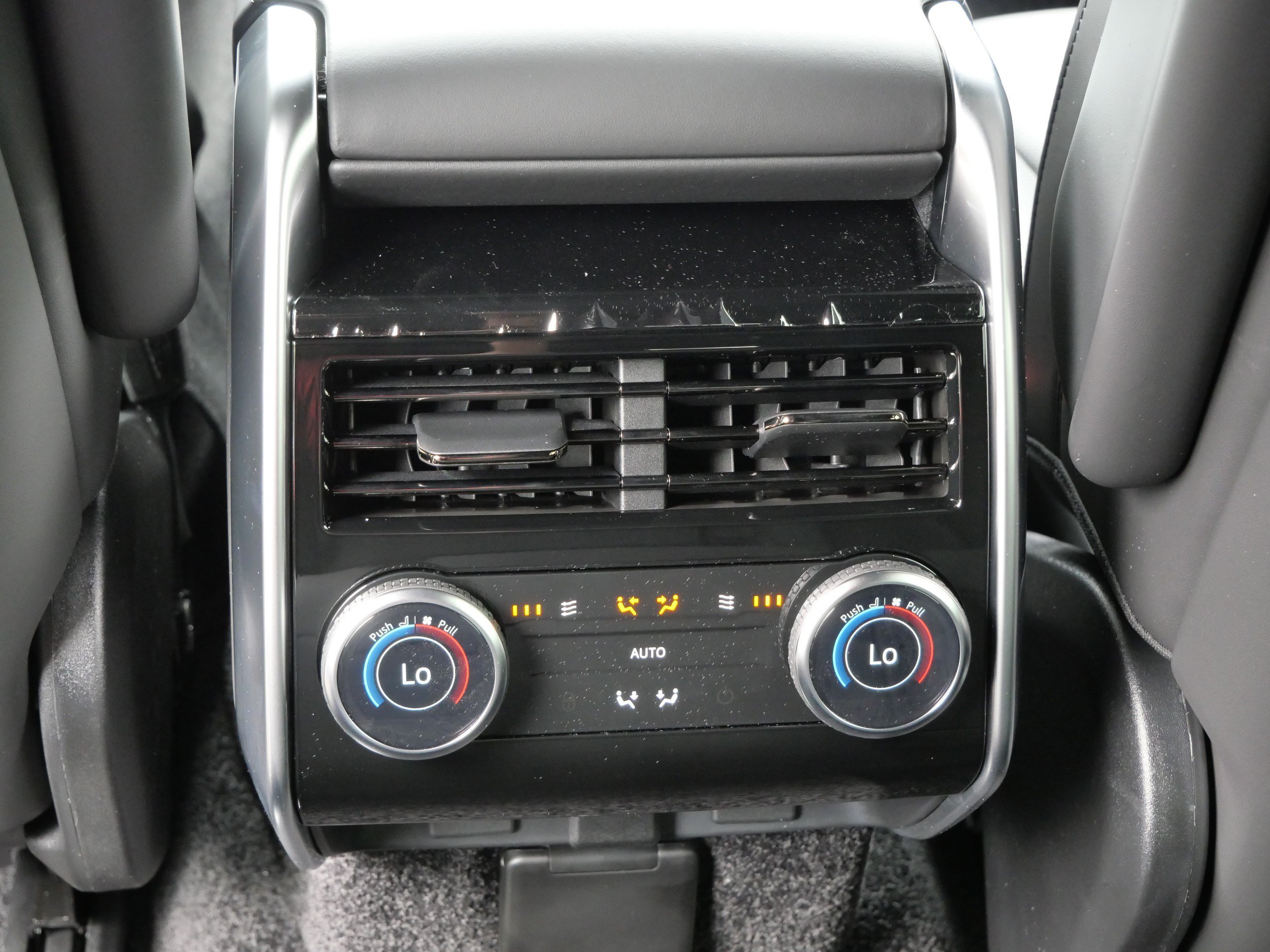 New 2026 Santorini Black Land Rover SE image 9