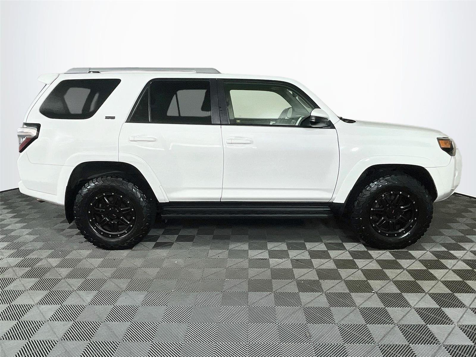 Used 2018 Super White Toyota SR5 image 11
