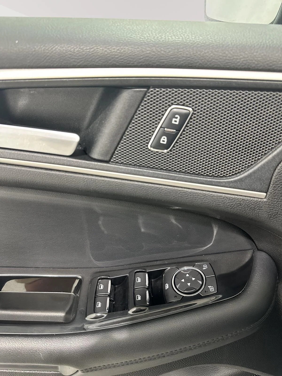 Used 2018 Magnetic Metallic Ford SEL image 20