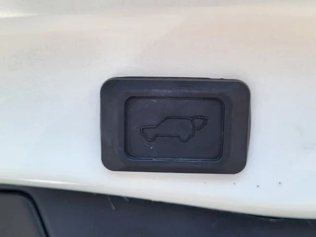 Used 2022 White Toyota XLE image 5