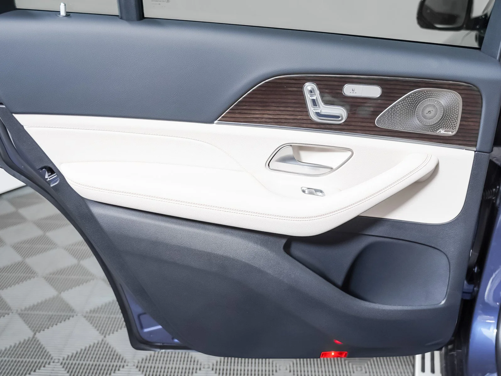 New 2027 Twilight Blue Metallic Mercedes-Benz 4MATIC® image 24
