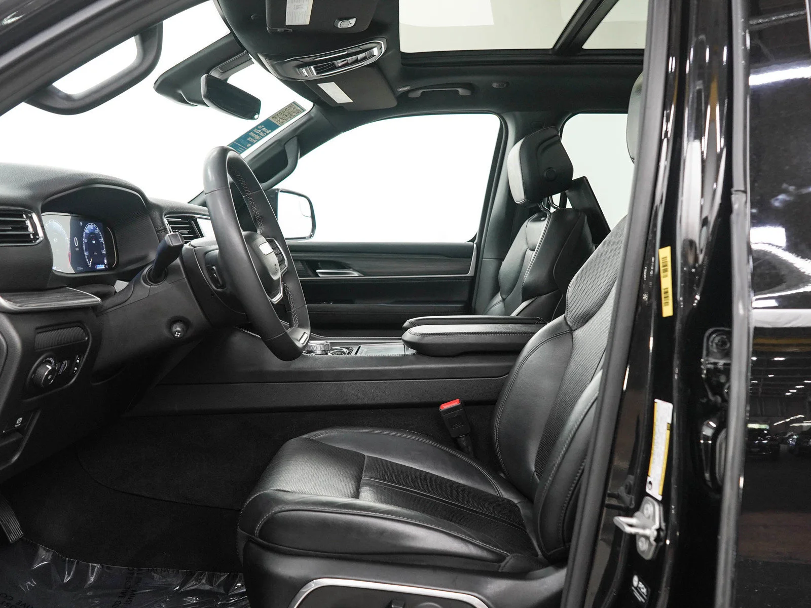 Used 2023 Diamond Black Crystal Pearlcoat Jeep Series II image 26