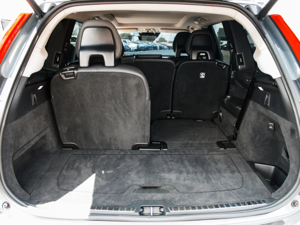 Used 2022 Thunder Grey Metallic Volvo Momentum image 25