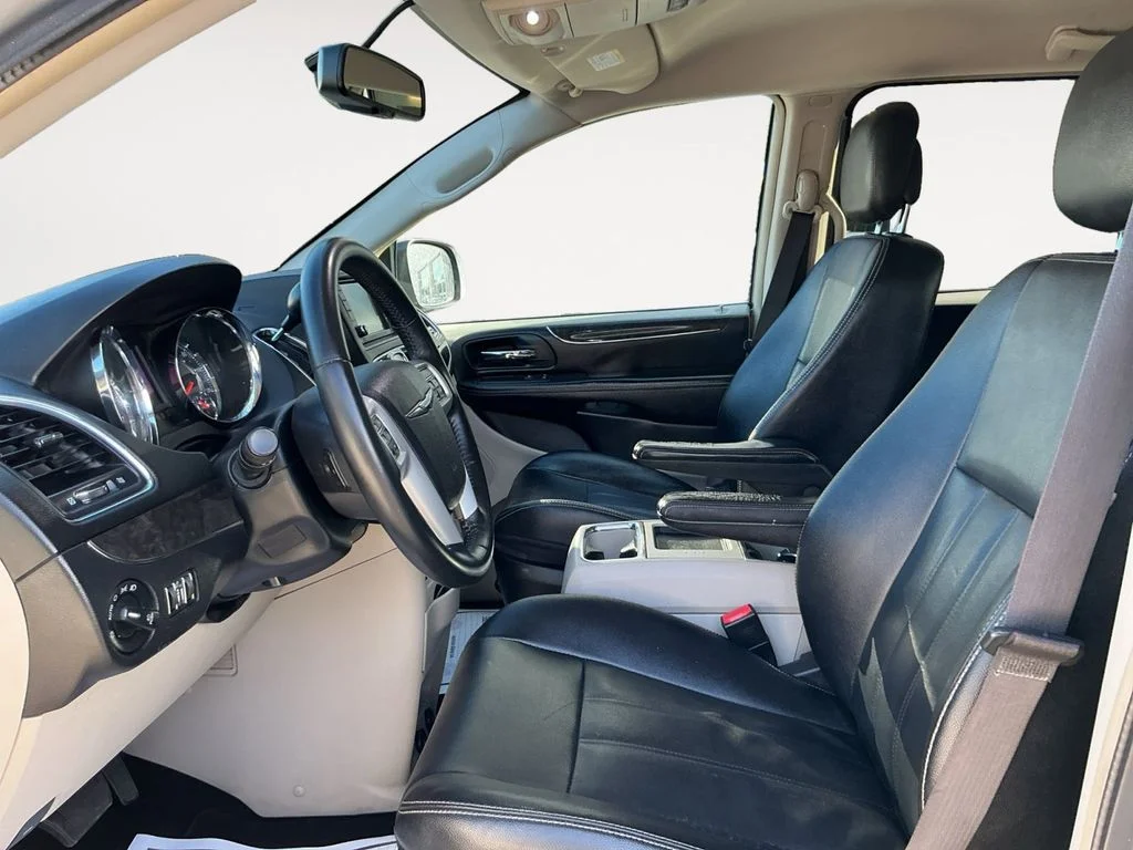 Used 2016 Silver Chrysler Touring image 11