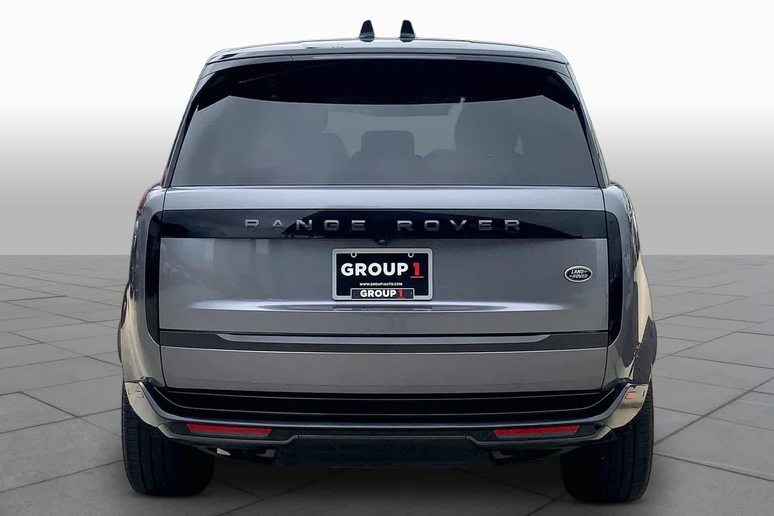 Used 2023 Eiger Grey Metallic Land Rover SE image 5