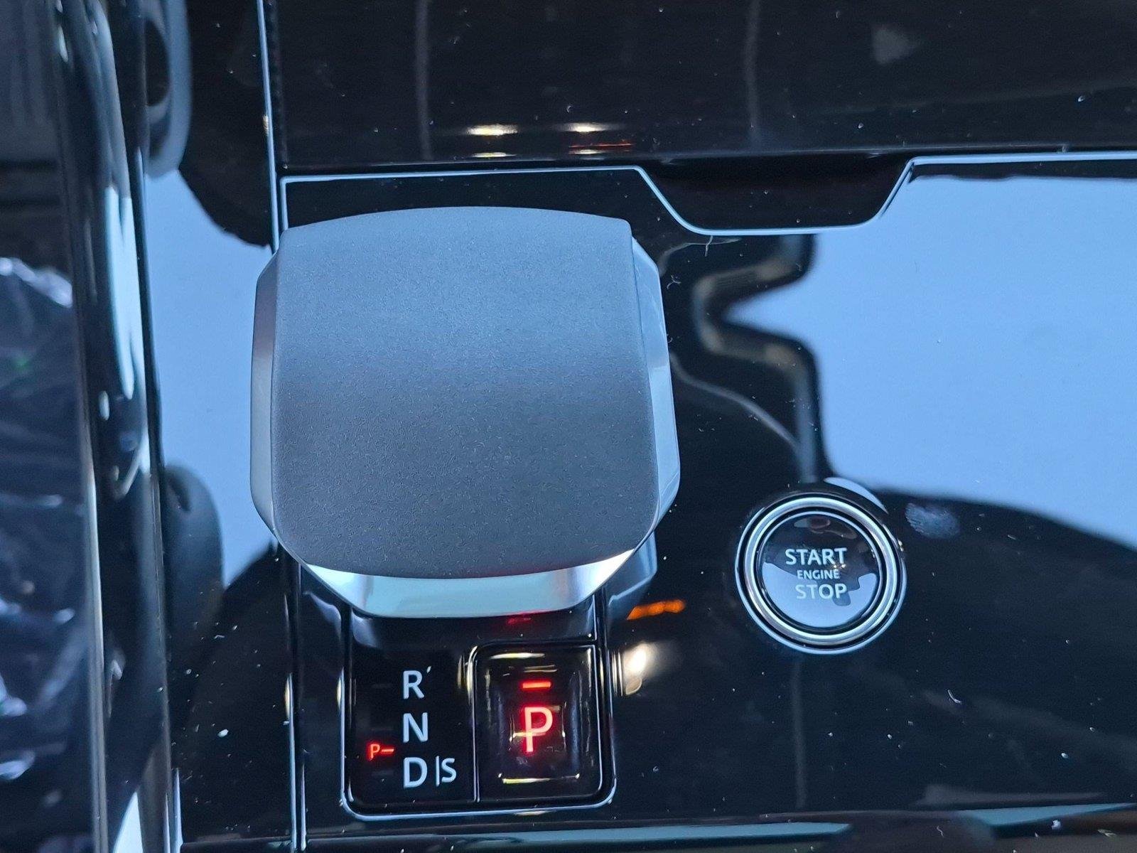 New 2027 Santorini Black Land Rover SE image 25