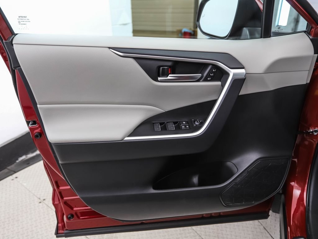 Used 2025 Pearl Toyota XLE Premium image 9
