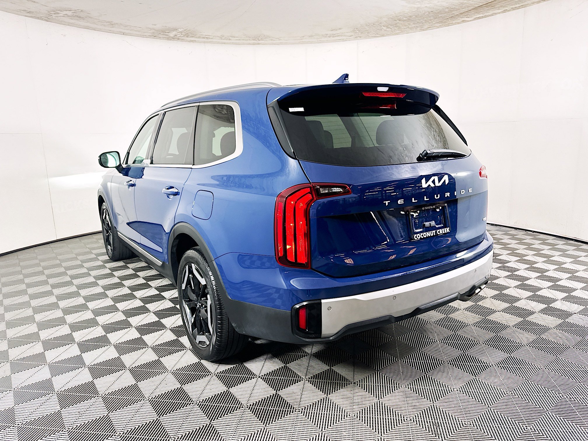 Used 2023 Midnight Lake Blue Kia S image 5