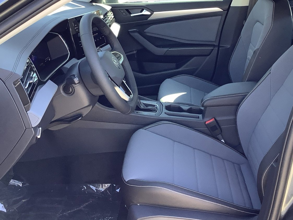 New 2026 PLATINUM GRAY M Volkswagen SE image 22