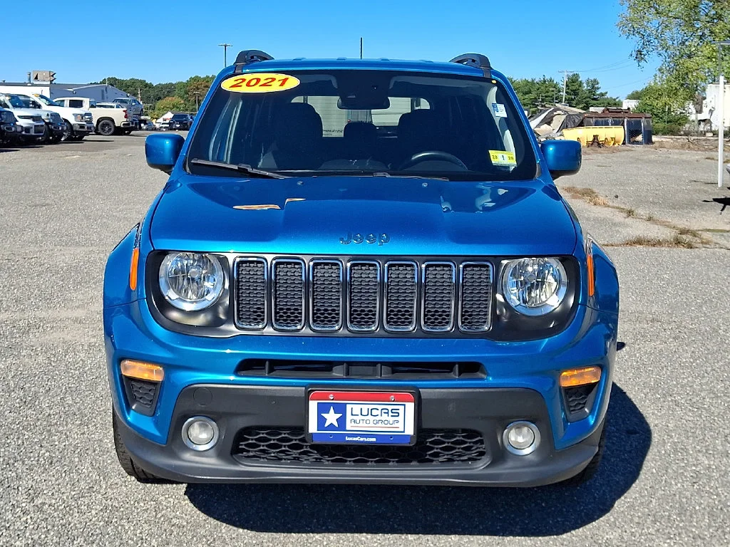 Used 2021  Jeep Latitude image 4