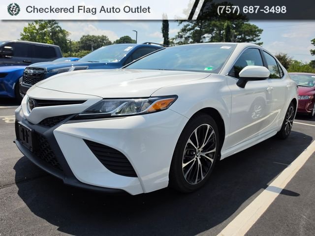 Used 2018 Super White Toyota SE image 1