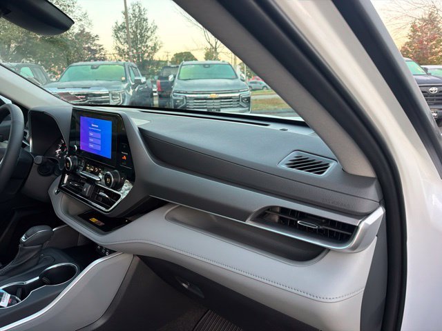 New 2026 Wind Chill Pearl <sup>1</sup> Toyota  XLE image 26