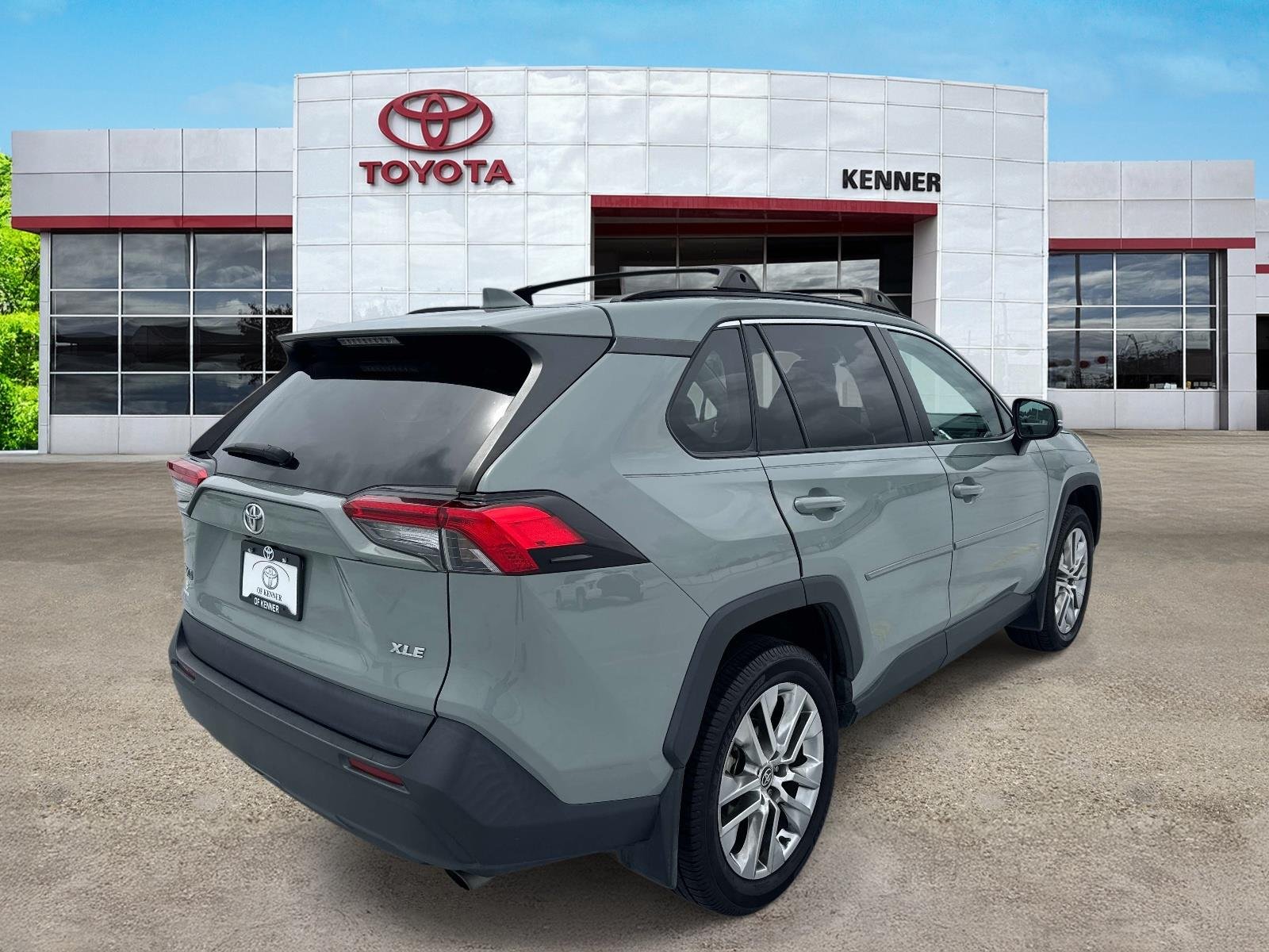 Used 2021 Lunar Rock Toyota XLE Premium image 6