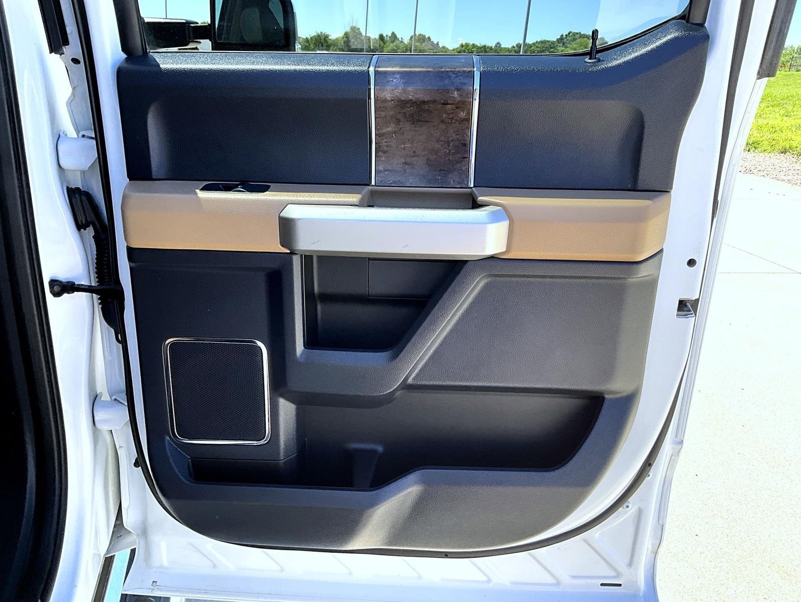 Used 2022 White Ford Lariat image 18
