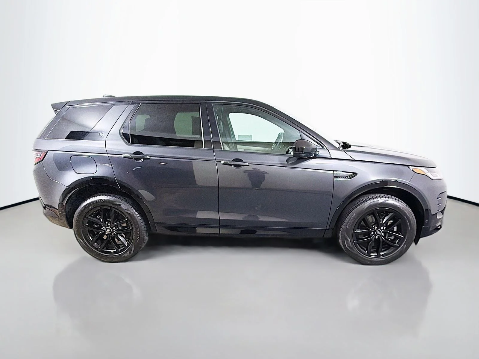 Used 2025 Carpathian Gray Premium Metallic Land Rover SE image 6
