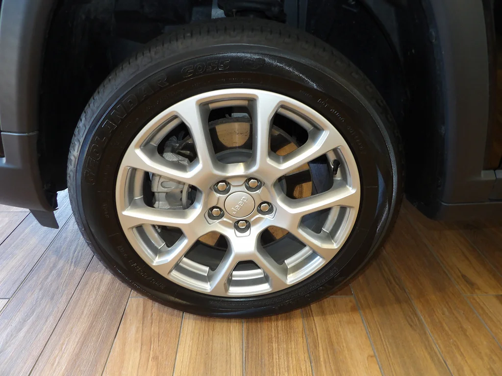Used 2023 Diamond Black Crystal Pearl Coat Jeep Latitude Lux image 10