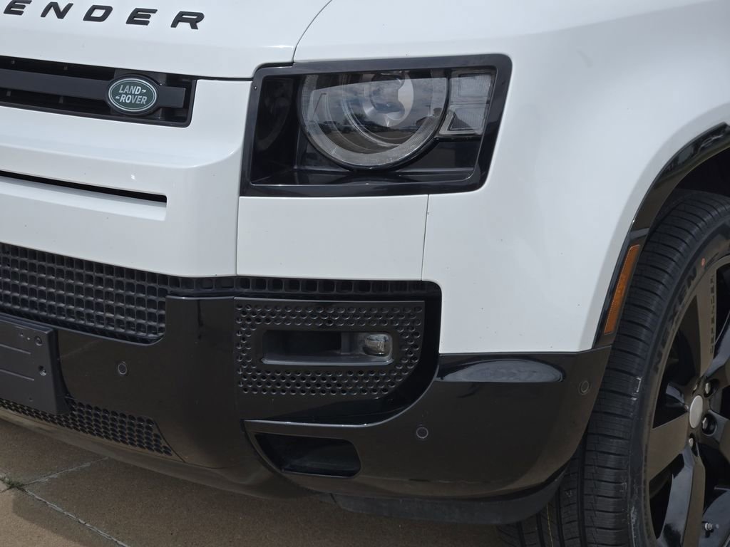 Used 2024 White Land Rover X-Dynamic SE image 30