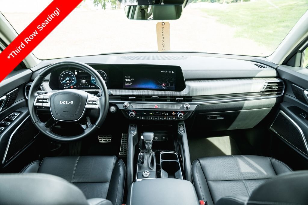 Used 2025 White Pearl Kia SX image 12