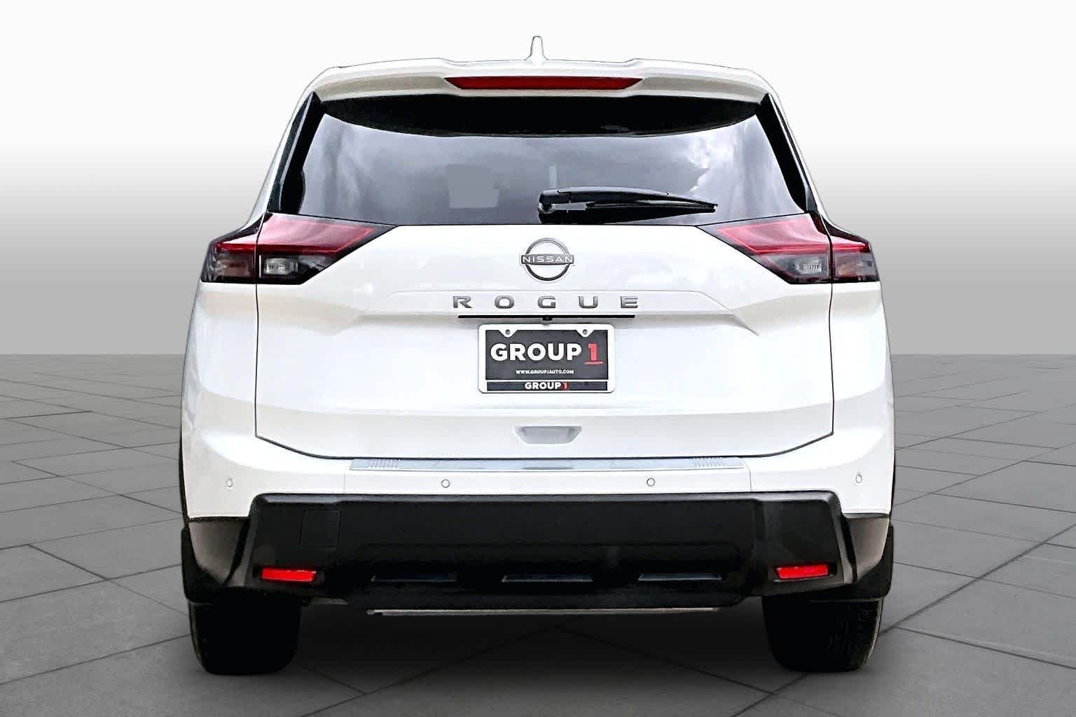 Used 2026 Everest White Pearl Tricoat Nissan SV image 5
