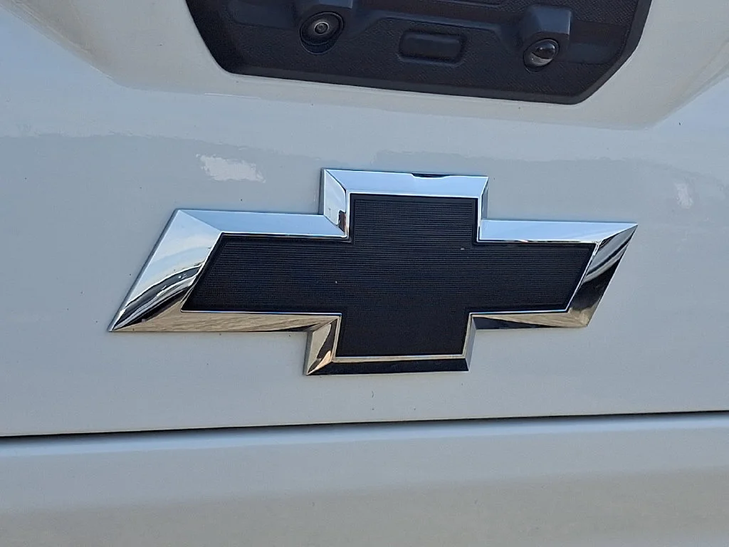 Used 2025 Summit White Chevrolet ZR2 image 32