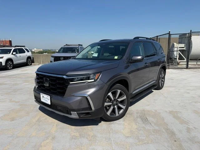 2023 Honda Pilot Touring AWD's photo