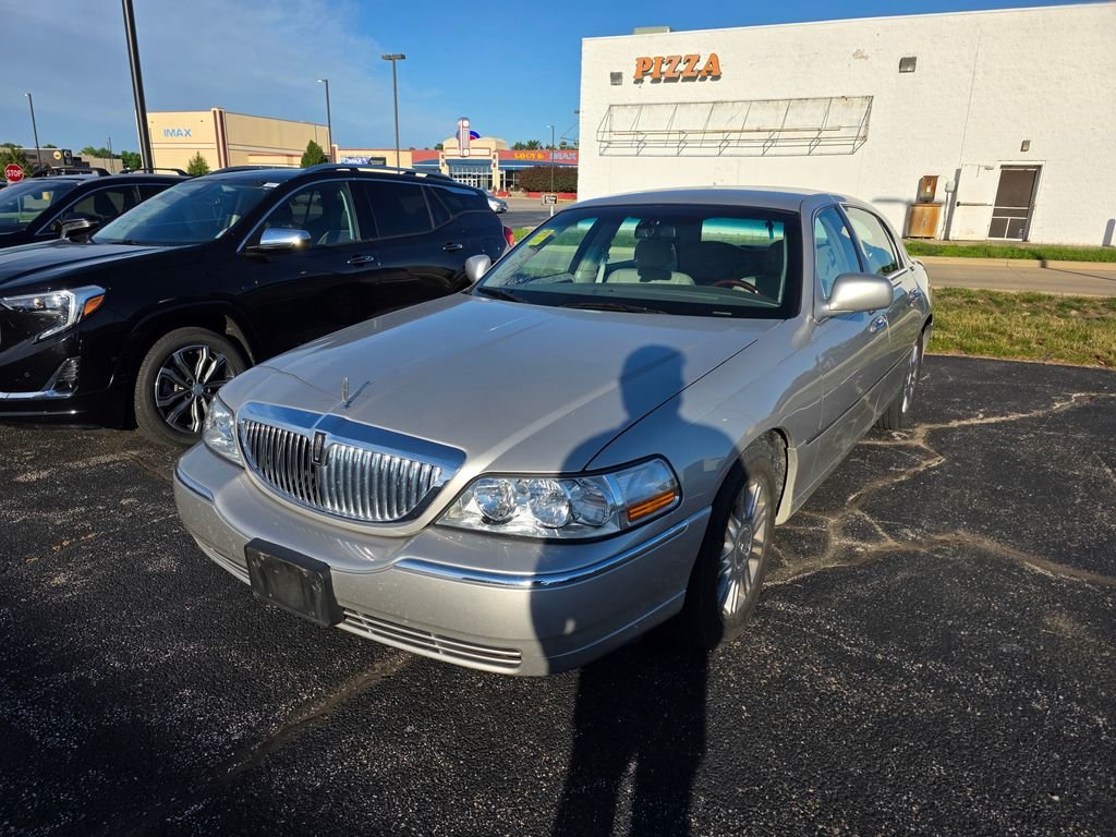 Used 2009 Gold Lincoln Signature image 2