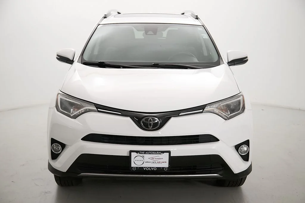 Used 2018 White Toyota XLE image 5