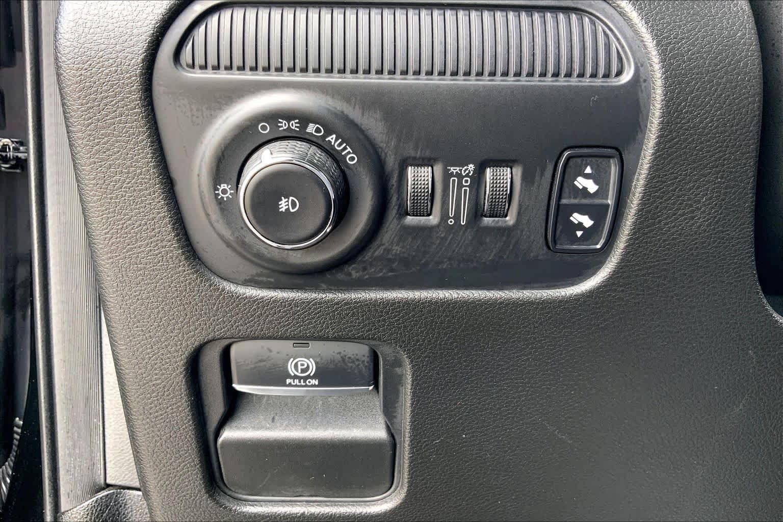 Used 2024 Diamond Black Crystal Pearlcoat Jeep Series II image 33
