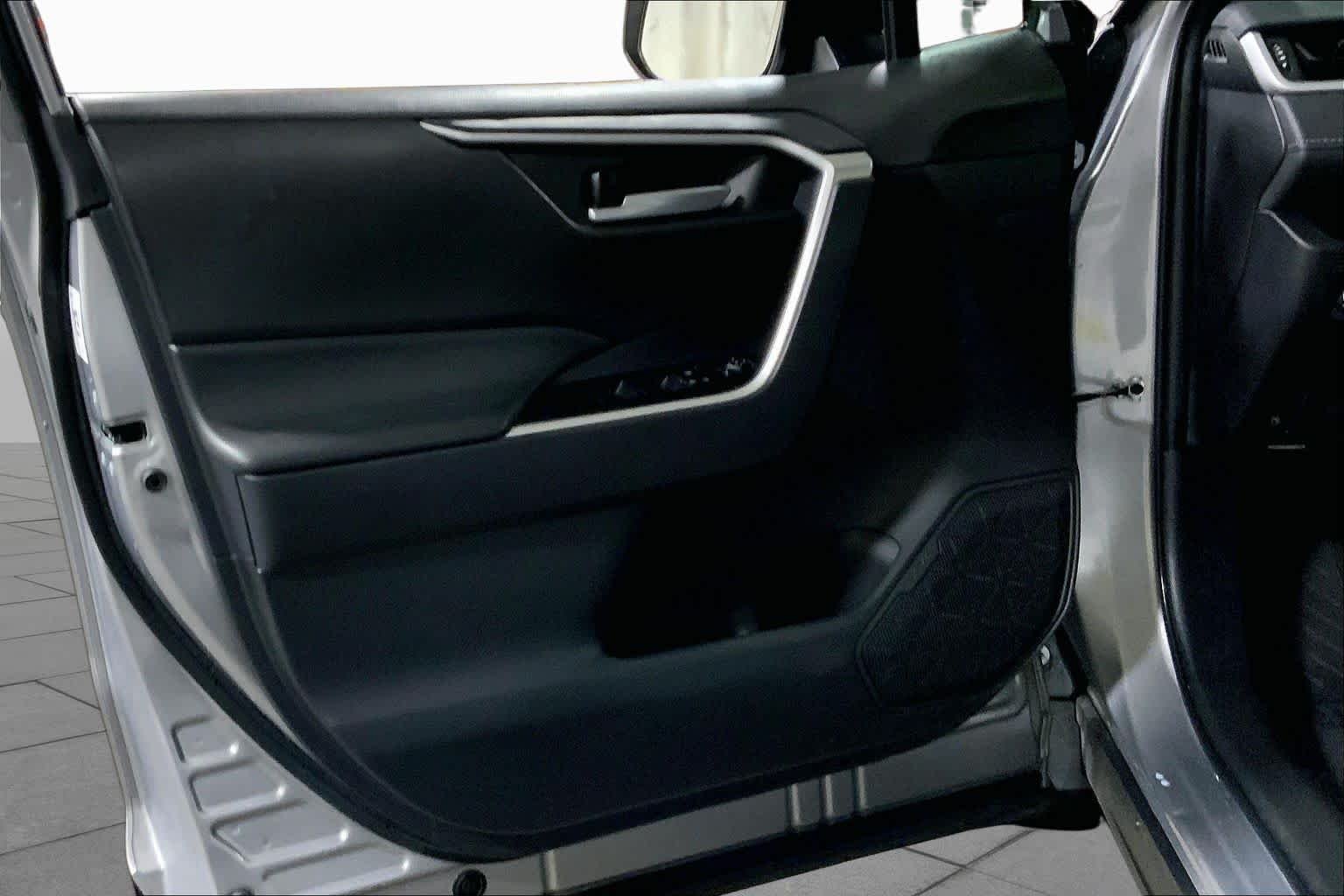 Used 2025 Silver Sky Metallic Toyota Hybrid XLE image 22