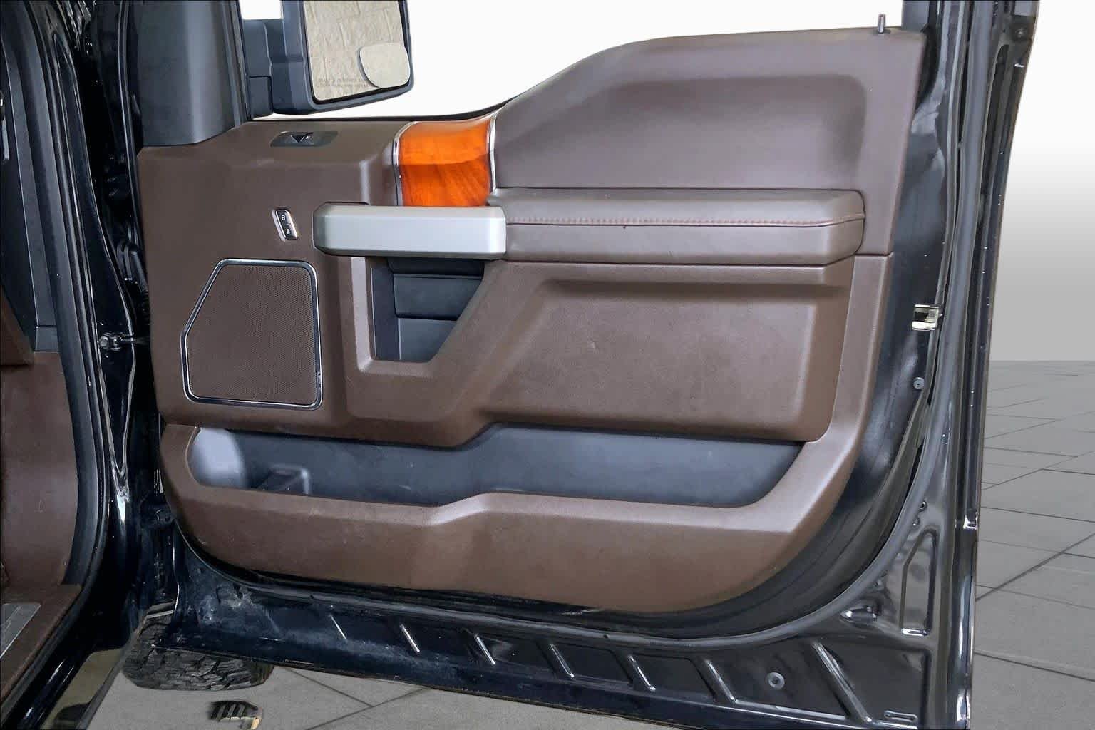 Used 2015 Tuxedo Black Metallic/Caribou Metallic Ford King Ranch image 23