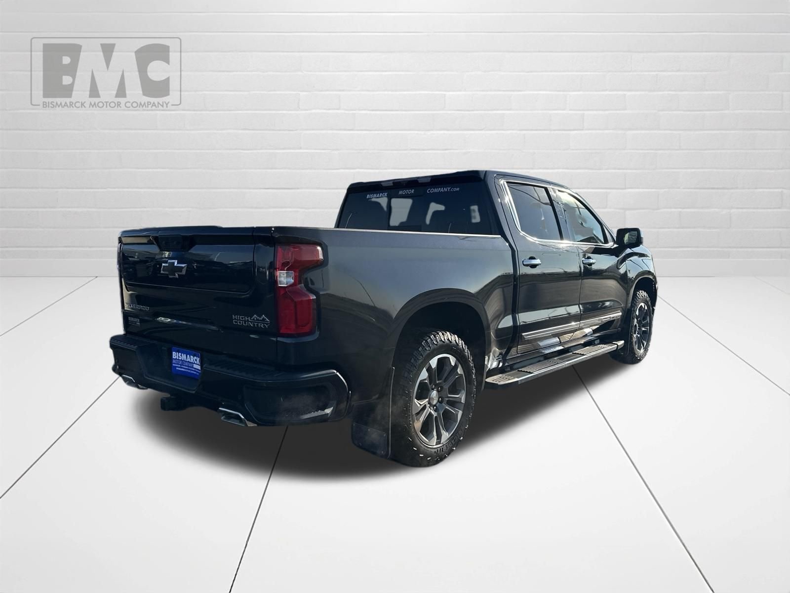 Used 2022 Gray Chevrolet High Country image 3