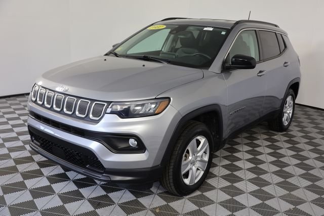 Used 2022 Silver Jeep Latitude image 4