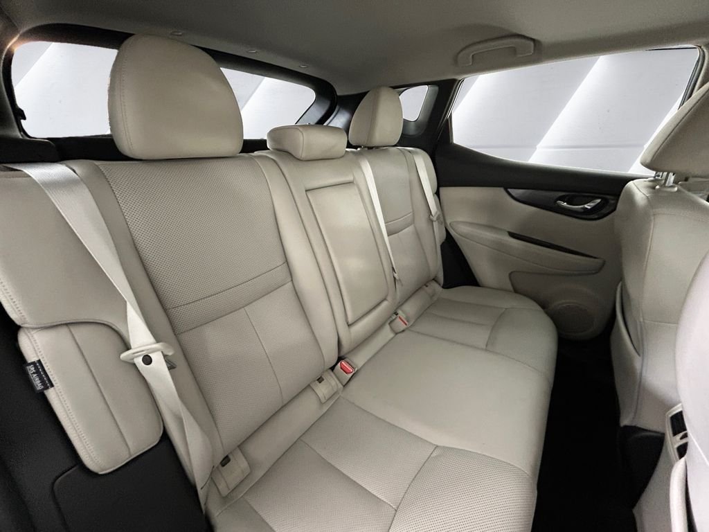 Used 2021 White Nissan SL image 16