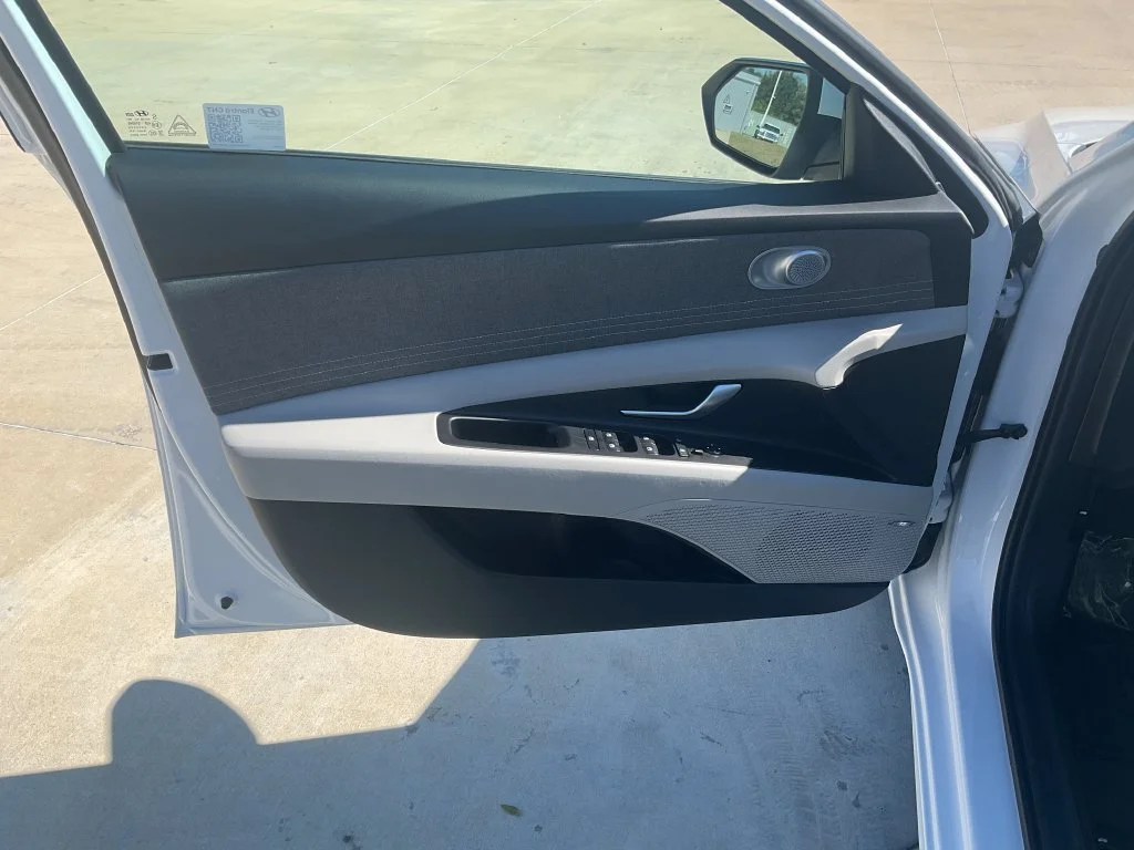 Used 2025 White Hyundai Limited image 10
