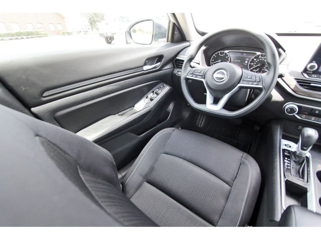 Used 2025 White Nissan 2.5 SV image 10