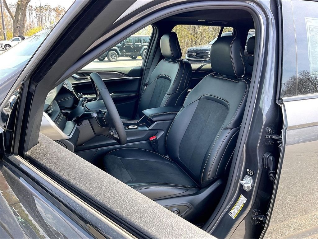 New 2026 Baltic Gray Metallic Clearcoat Jeep Laredo image 11