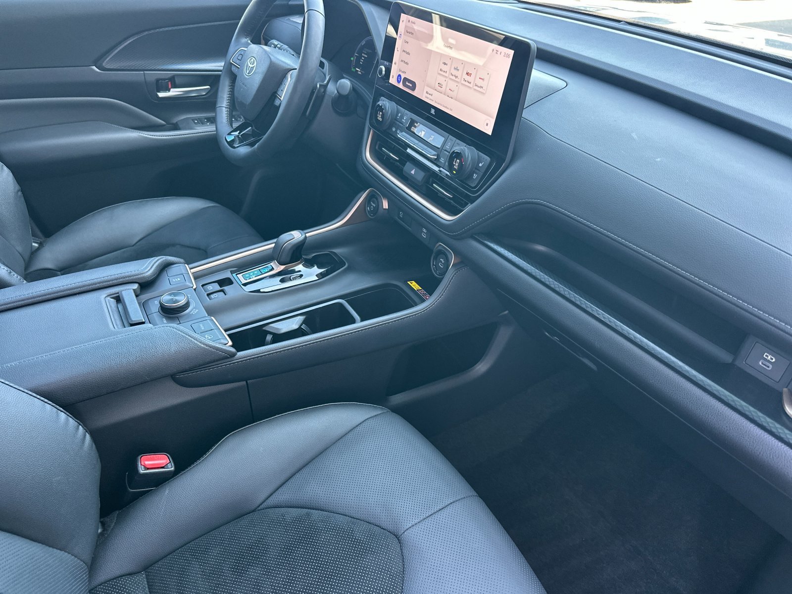 Used 2025  Toyota Hybrid MAX Limited image 17
