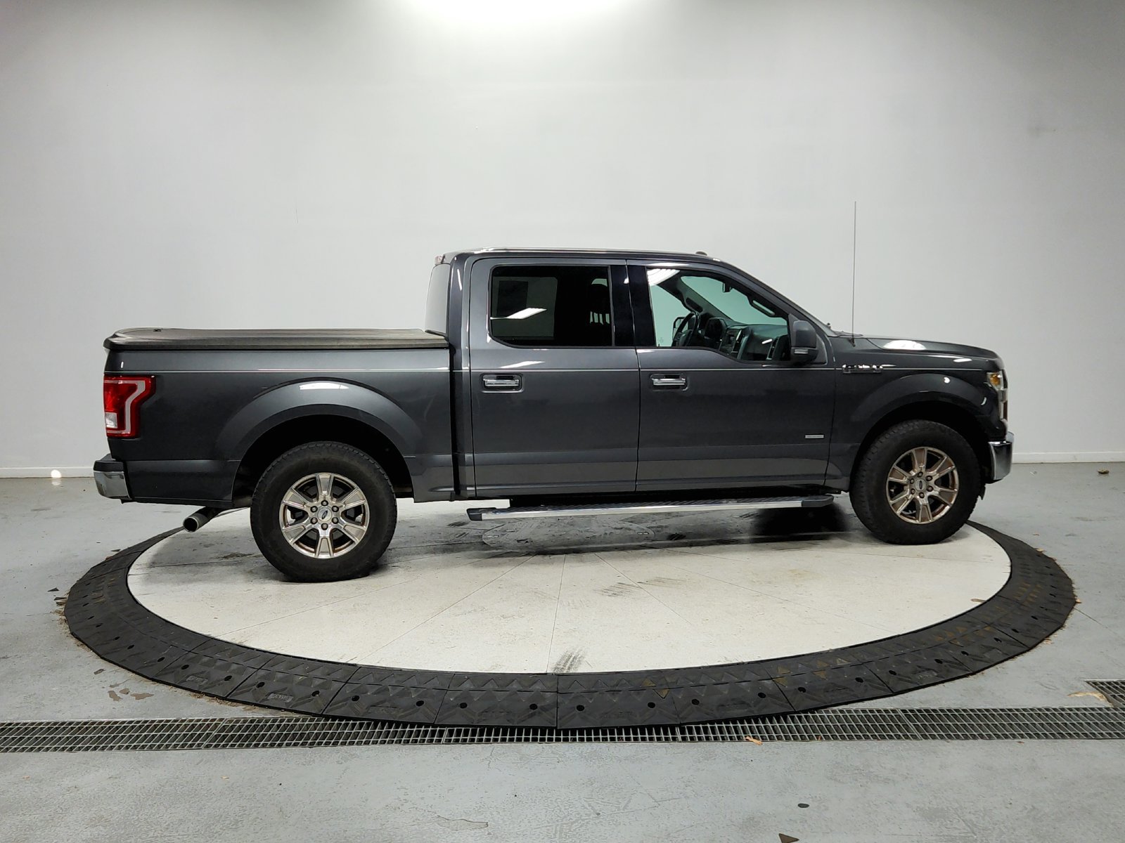Used 2016 Gray Ford XLT image 9