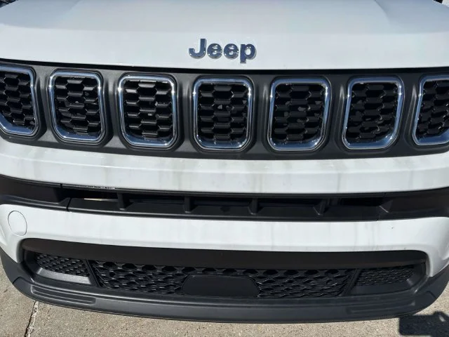 Used 2025 White Jeep Latitude image 4