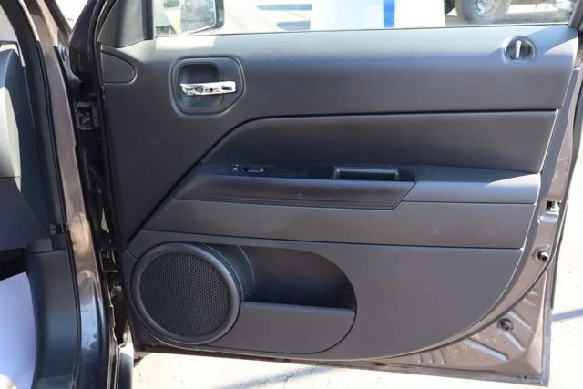 Used 2014 Granite Crystal Clearcoat Metallic Jeep Latitude image 29