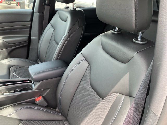New 2026 Diamond Black Crystal Pearl-Coat Exterior Paint Jeep Latitude Altitude image 11